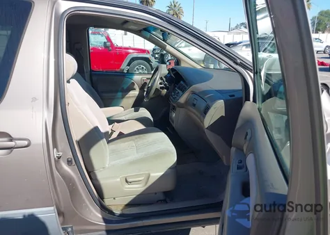 1998 Toyota Sienna Le z USA, uszkodzony, nr VIN 4T3ZF13C4WU061440